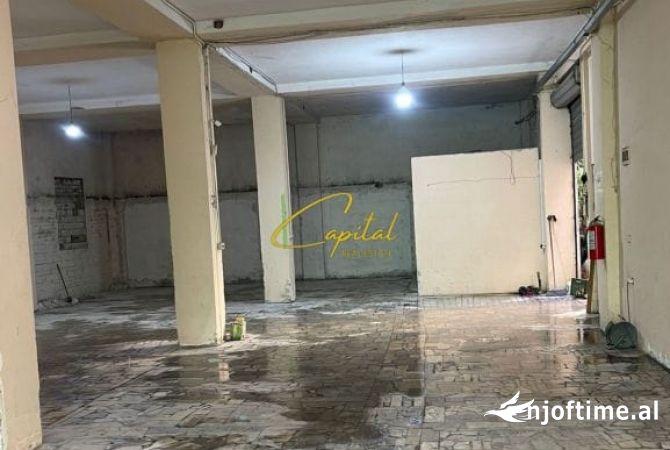 Ambiente Commerciale in Affitto 4+1 a Tirana - 2,500 Euro