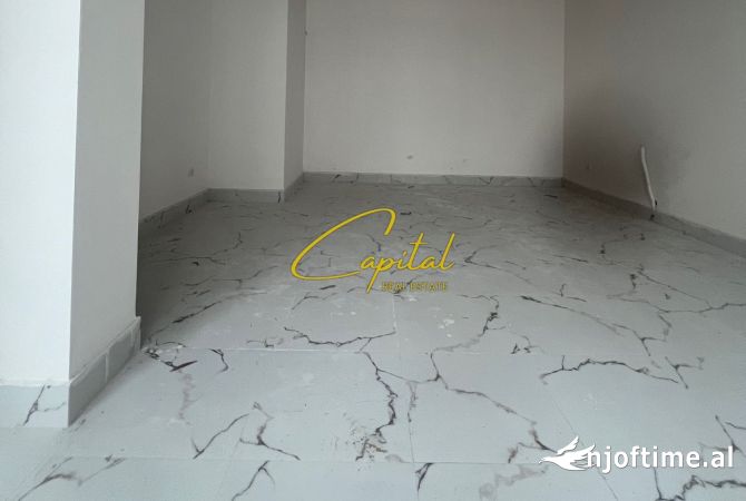 Ambiente Commerciale in Affitto 1+1 a Tirana - 1,000 Euro