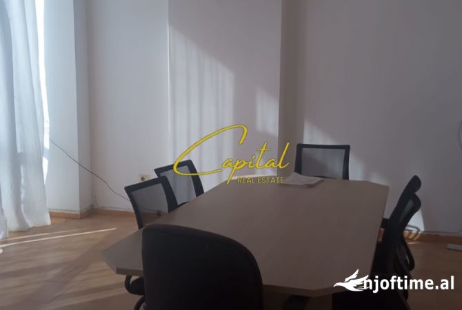 Ambiente Commerciale in Affitto 3+1 a Tirana - 360 Euro