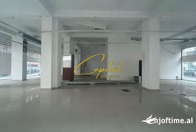 Ambiente Commerciale in Affitto 1+1 a Tirana - 4,200 Euro