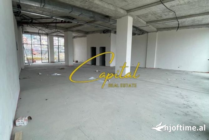 Ambiente Commerciale in Affitto 1+1 a Tirana - 4,000 Euro