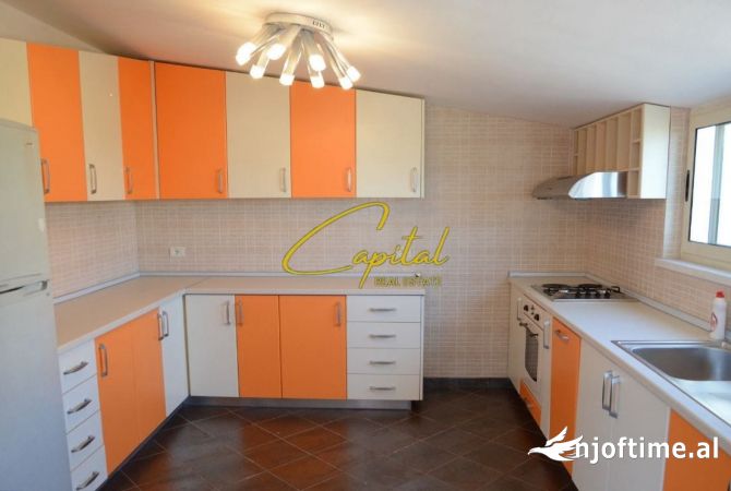 Ambiente Commerciale in Affitto 3+1 a Tirana - 1,200 Euro