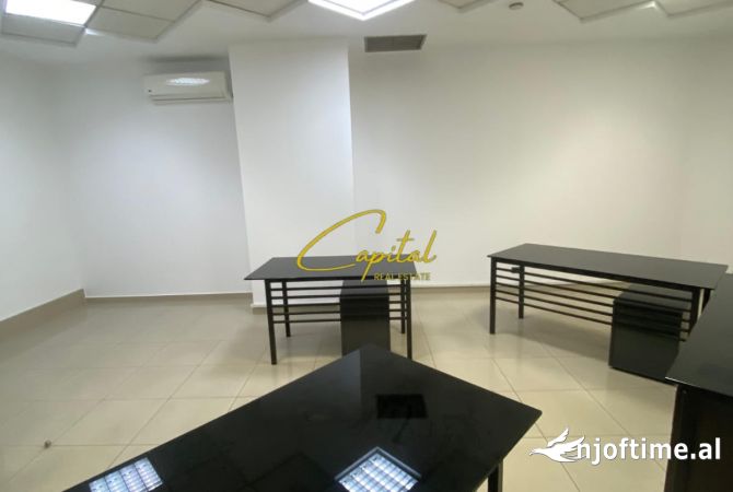 Ambiente Commerciale in Affitto 3+1 a Tirana - 700 Euro