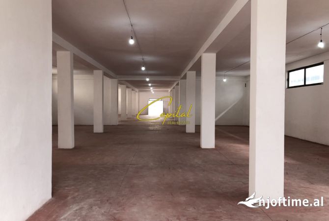 Ambiente Commerciale in Affitto 4+1 a Tirana - 2,400 Euro