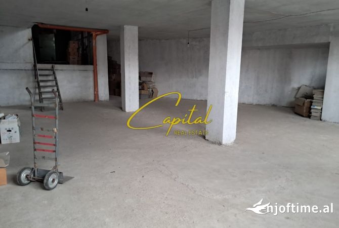Ambiente Commerciale in Affitto 4+1 a Tirana - 4,000 Euro