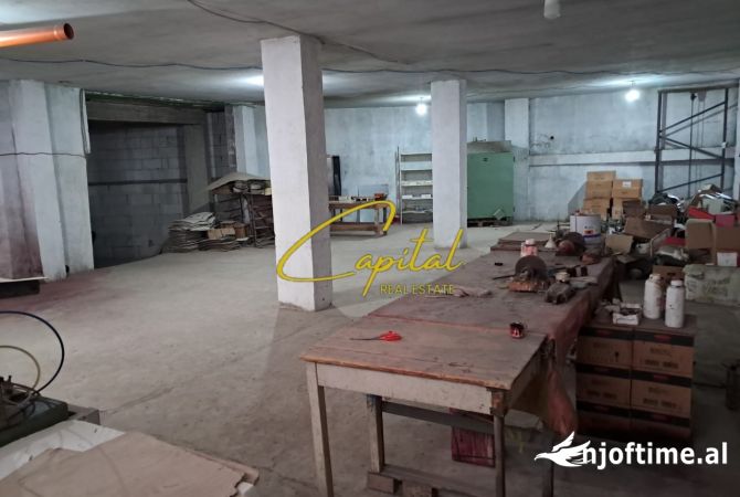 Ambiente Commerciale in Affitto 4+1 a Tirana - 4,000 Euro