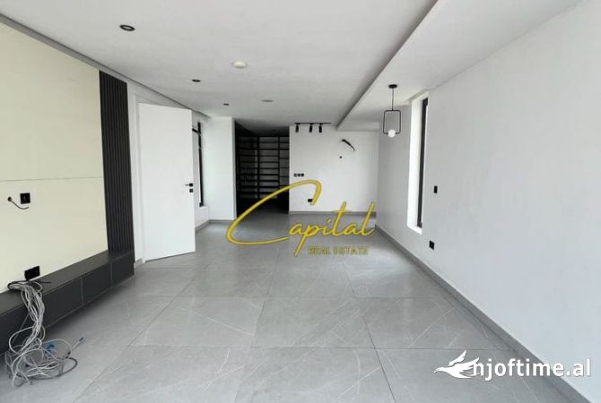 Ambiente Commerciale in Affitto 1+1 a Tirana - 800 Euro