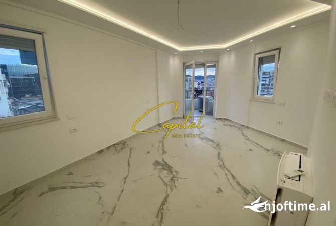 Ambiente Commerciale in Affitto 3+1 a Tirana - 1,050 Euro