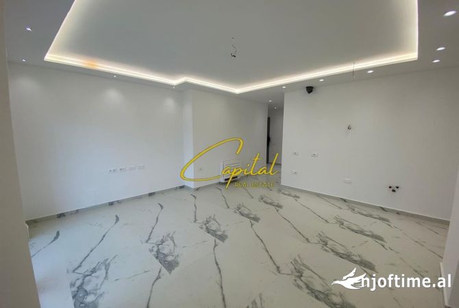 Ambiente Commerciale in Affitto 3+1 a Tirana - 1,050 Euro