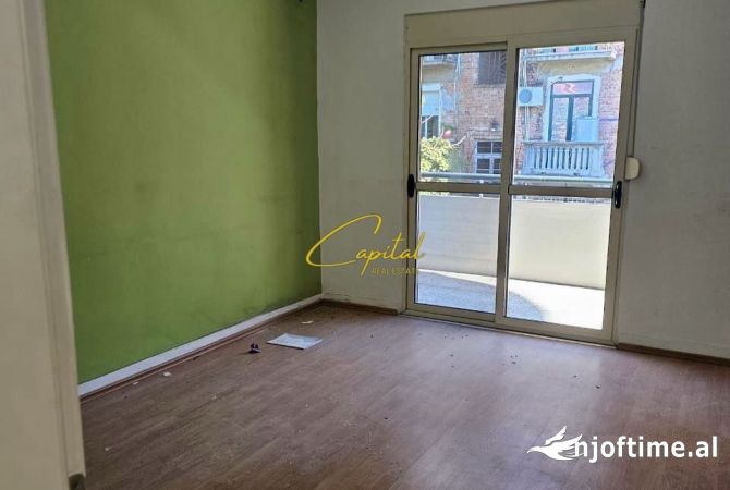 Ambiente Commerciale in Affitto 3+1 a Tirana - 1,500 Euro
