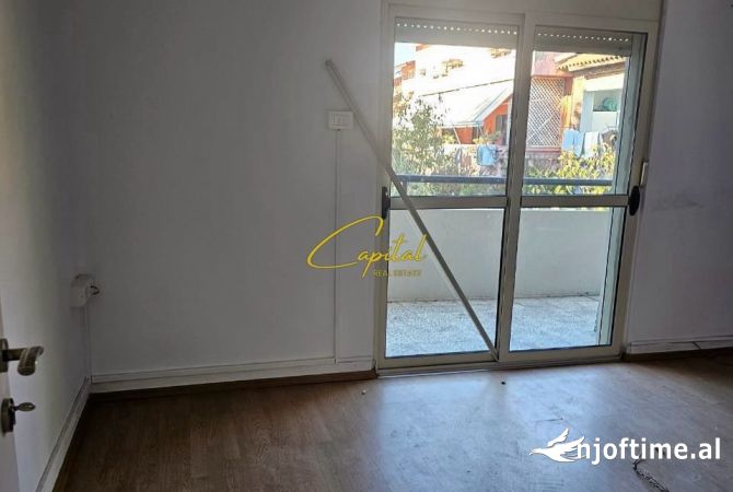 Ambiente Commerciale in Affitto 3+1 a Tirana - 1,500 Euro