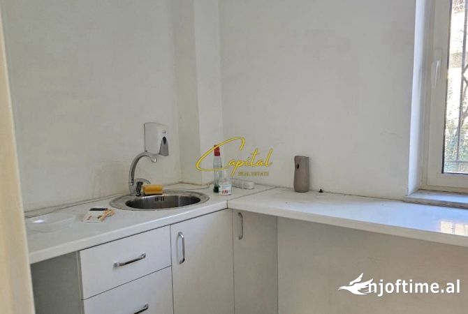 Ambiente Commerciale in Affitto 3+1 a Tirana - 1,500 Euro