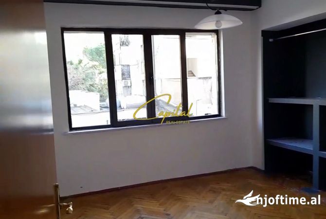 Ambiente Commerciale in Affitto 3+1 a Tirana - 950 Euro