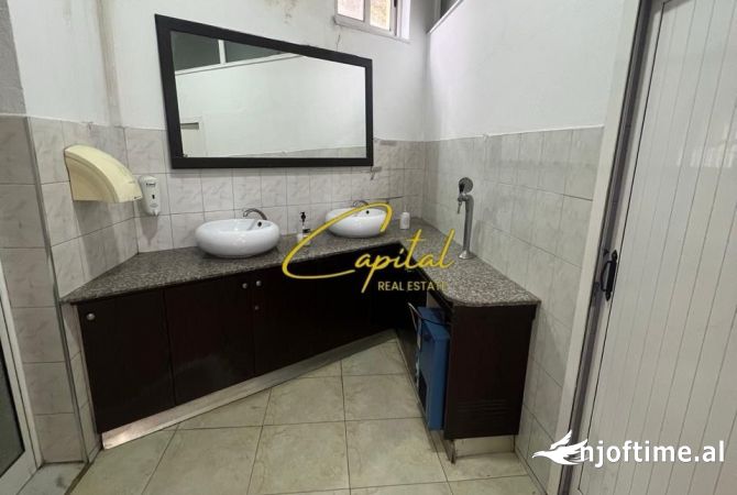 SHITET AMBIENT BIZNESI 240 M2 QYTET STUDENTI 300.000 EURO