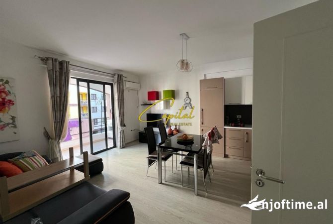 Ambiente Commerciale in Affitto 3+1 a Tirana - 45,000 Leke