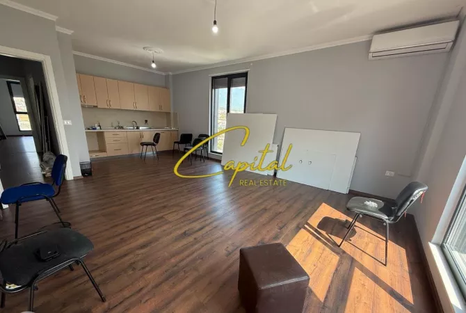 Business Property for Rent 3+1 in Tirana - 70,000 Leke