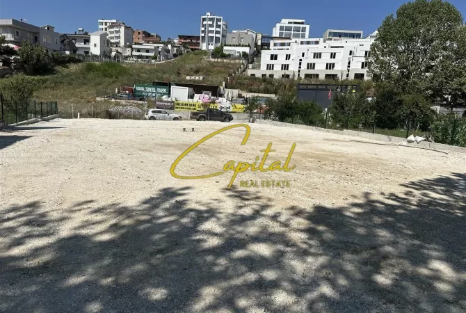 Truall ose Toke ne Tirane - 50,000 Leke