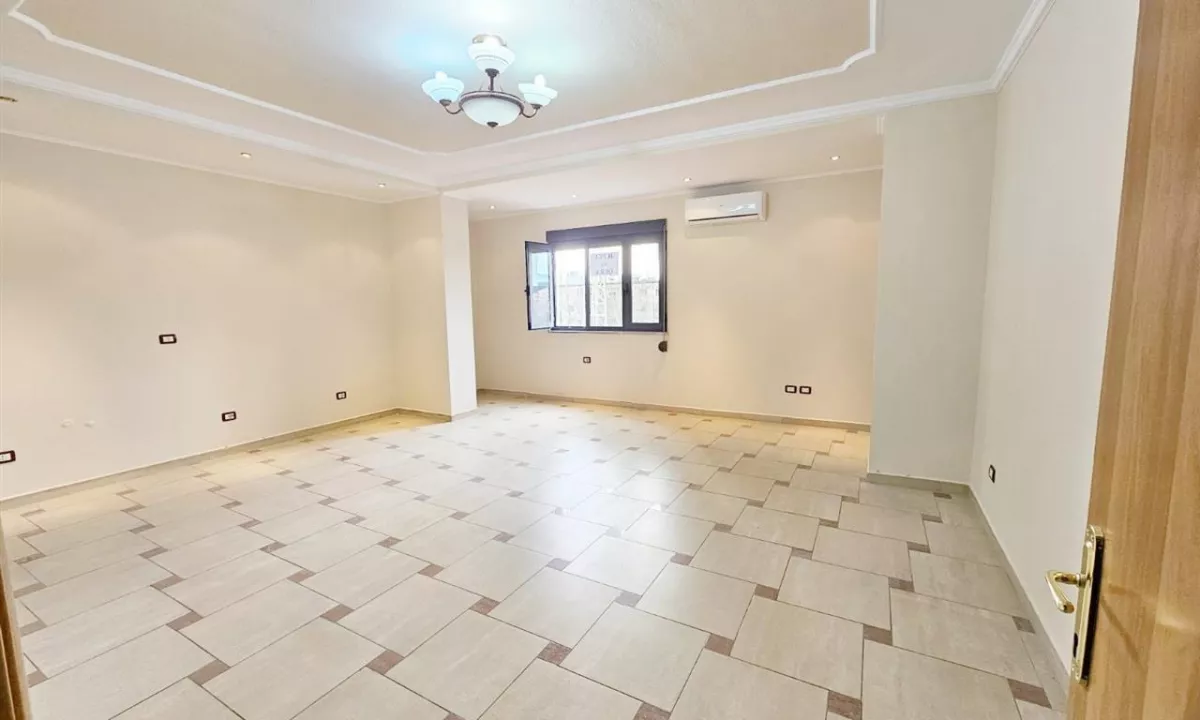 ZYRE ME QERA 132 M2 QENDER 950 EURO