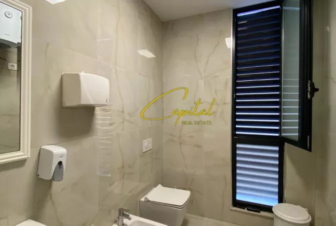 AMBIENT BIZNESI ME QERA 315 M2 RRUGA E BARRIKADAVE 4.600 EURO