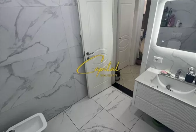 Shtepi ne shitje Apartament ne Tirane, 2+1, Mobilimi E mobiluar, Pagesa 160,000  Euro.