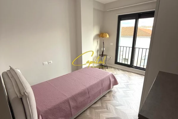 Shtepi me qera Apartament ne Tirane, 3+1, Mobilimi E mobiluar, Pagesa 900  Euro.