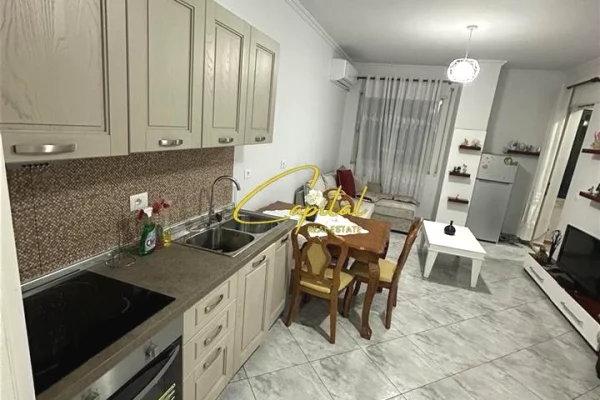 Shtepi me qera Apartament ne Tirane, 2+1, Mobilimi E mobiluar, Pagesa 50,000  Leke.