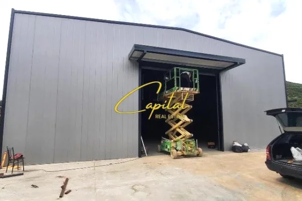 KAPANON ME QIRA 650 M2 RRUGA E ARBRIT 2000 EURO