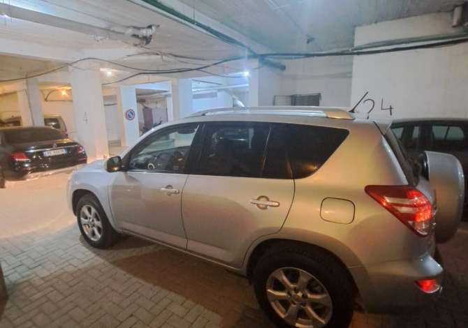 Auto in Vendita a Tirana, Toyota, 2011 Diesel,Kambio Manual Pagamento 9,800  Euro.