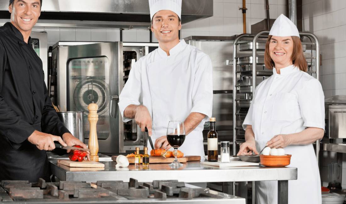 Njoftime Pune ne Durres, Profesioni 2 kuzhinier  2 ndihmes kuzhinier  2 banakier/e  4 kamarier/e  2 sanitare , Me eksperience, Pagesa 2,000  Euro.