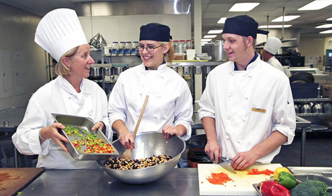 Job Offers in Tirana, Profession Kuzhiniere, Kamarier , With experience, Payment 35,000  Leke.