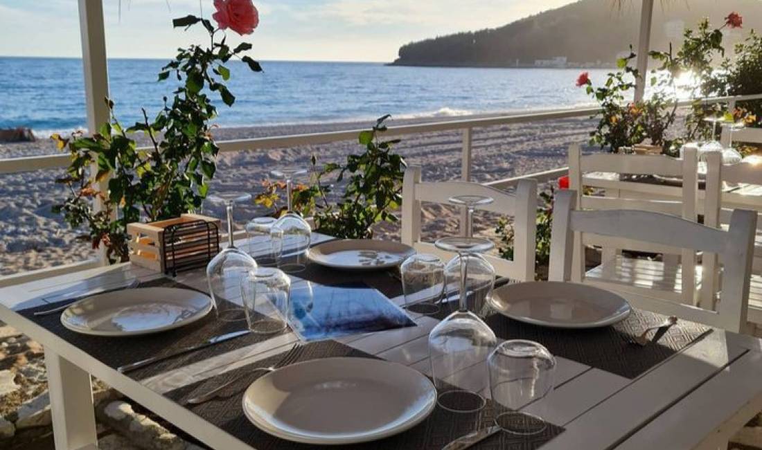 Njoftime Pune ne Himare, Profesioni Kuzhinier/e   -Ndihmes kuzhinier/e   -Barist  -Kamarier/e restoranti   -Sallatier/e  -Pjatalarese  , Me eksperience, Pagesa 200,000  Leke.