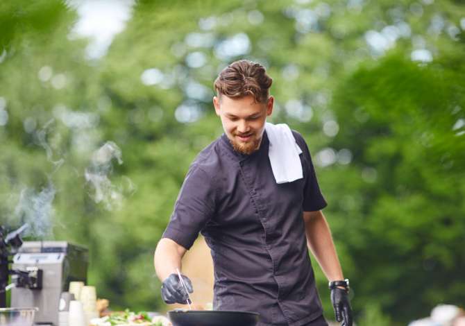 Njoftime Pune per Zgarist, Sanitare, Kamarier, Banakier ne Himare