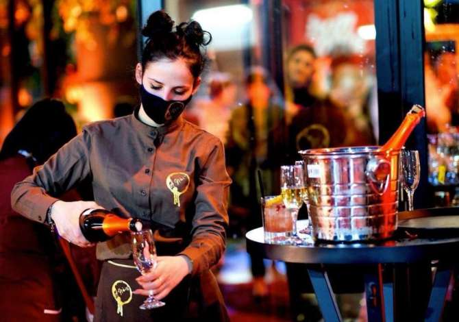 Njoftime Pune ne Tirane, Profesioni Kamrier/e, banakier/e ,kujdestare per femijet te  lodrat , , Pagesa Me Marreveshje.