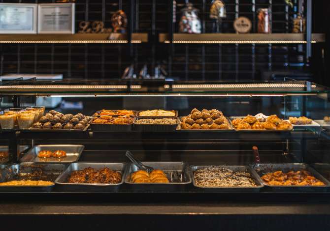 Offerte di lavoro a Tirana, Profession -Vajza sherbimi ne banak  -Vajza sherbimi ne banak (part-time)  -BanakierBanakiere  -Kuzhniere  -Ndihmes kuzhunier   -Sanitare  , , Pagamento Trattabile.