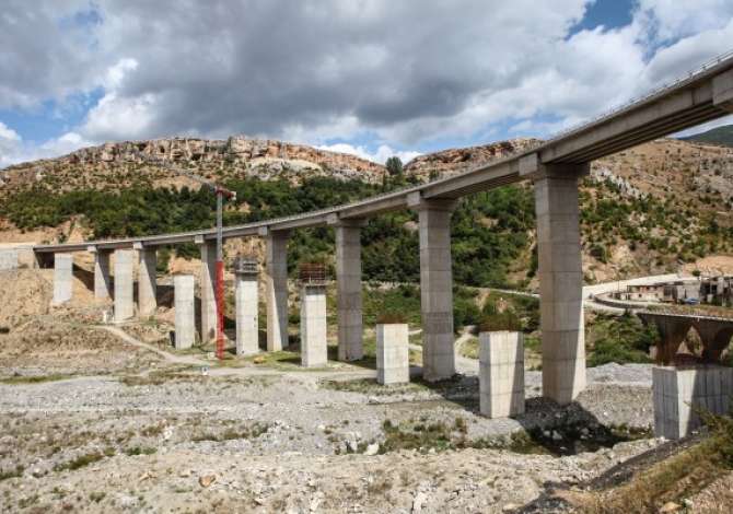 Kompnai ndertimi eshte e specializuar ne projektim, prodhim te lendeve te para per ndertim, transport tokesor dhe detar