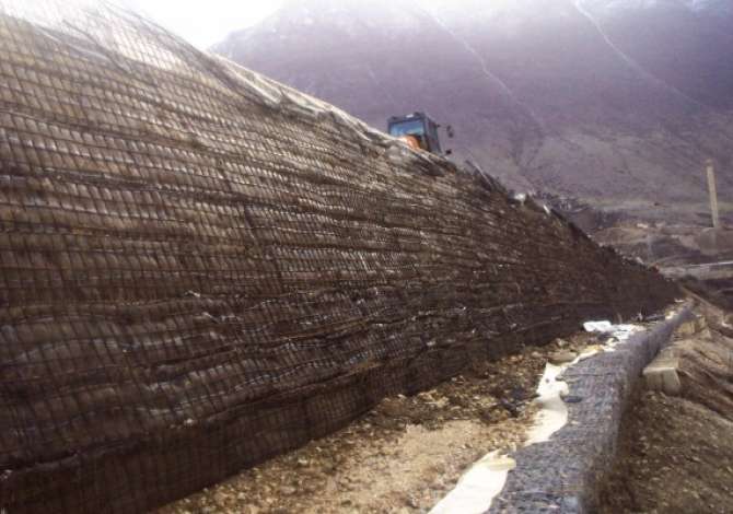 Kompnai ndertimi eshte e specializuar ne projektim, prodhim te lendeve te para per ndertim, transport tokesor dhe detar