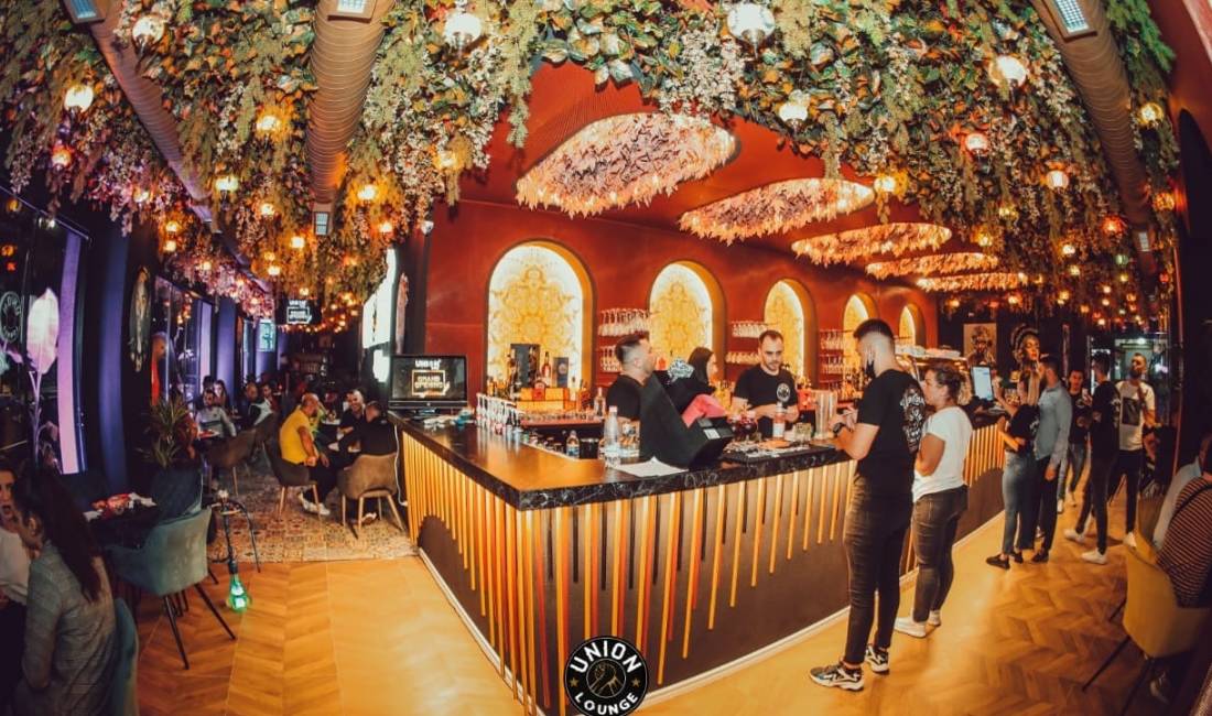 Offerte di lavoro a Tirana, Profession Ndihmes banakier/e,Kamarier/e  , , Pagamento 30,000  Leke.