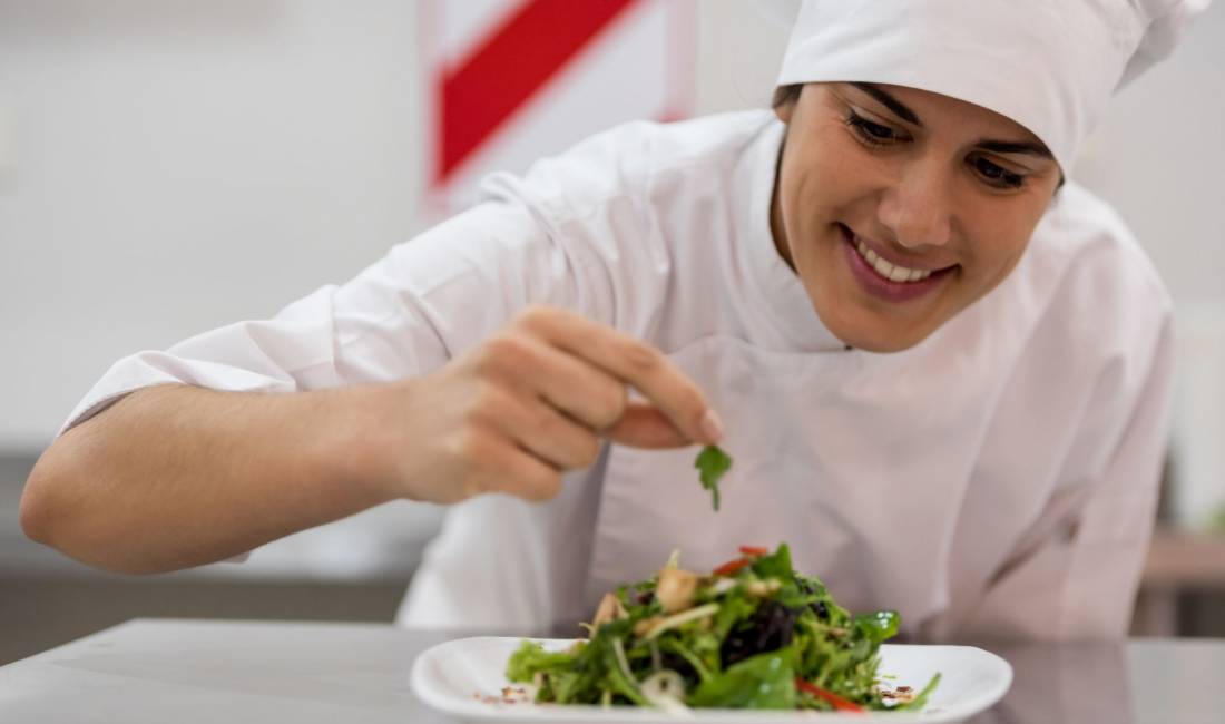 Offerte di lavoro a Tirana, Profession ndihmese kuzhiniere  , , Pagamento Trattabile.