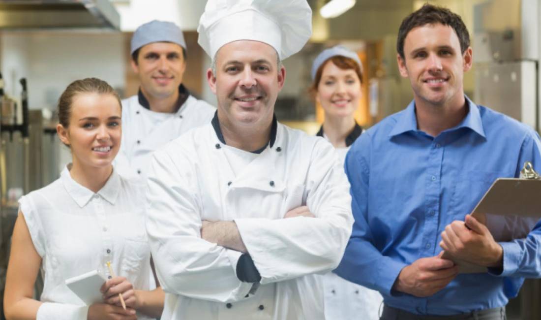 Offerte di lavoro a Tirana, Profession  Kuzhunier/e, Ndihmese kuzhuniere,Kamarier/e, Pjatalarese  , , Pagamento Trattabile.