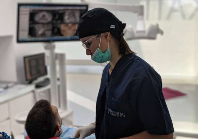 Klinike dentare  ofron sherbime per Stomatologji e pergjithshme, Trajnim endodontik, Ortodontine, Pedodontine, Kirurgji orale dhe parodontale etj.