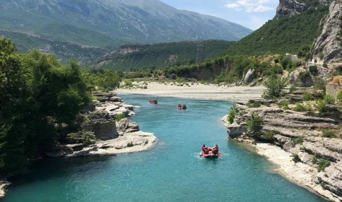 Operator turistik ofron paketa turistike lokale dhe organizon ture te shoqeruara turistike ne luginen e siperme te lumit Vjosa