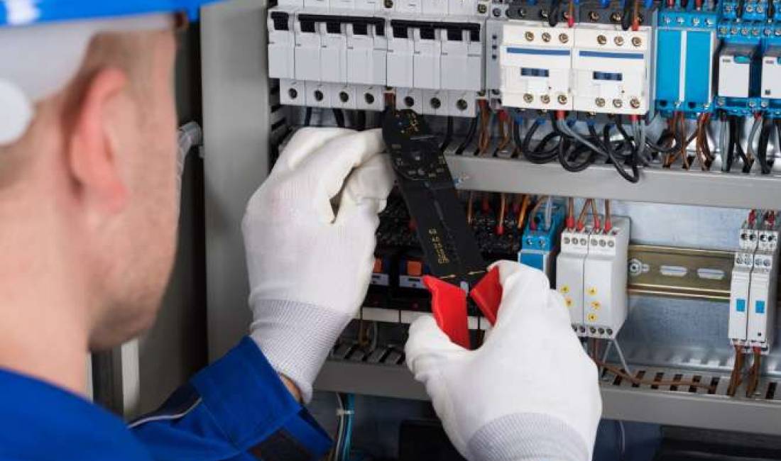 SHERBIME ELEKTRIKE ofron sherbime si instalime elektrike, furnizime me paisje elektrike, riparime te sistemit elektrik etj.