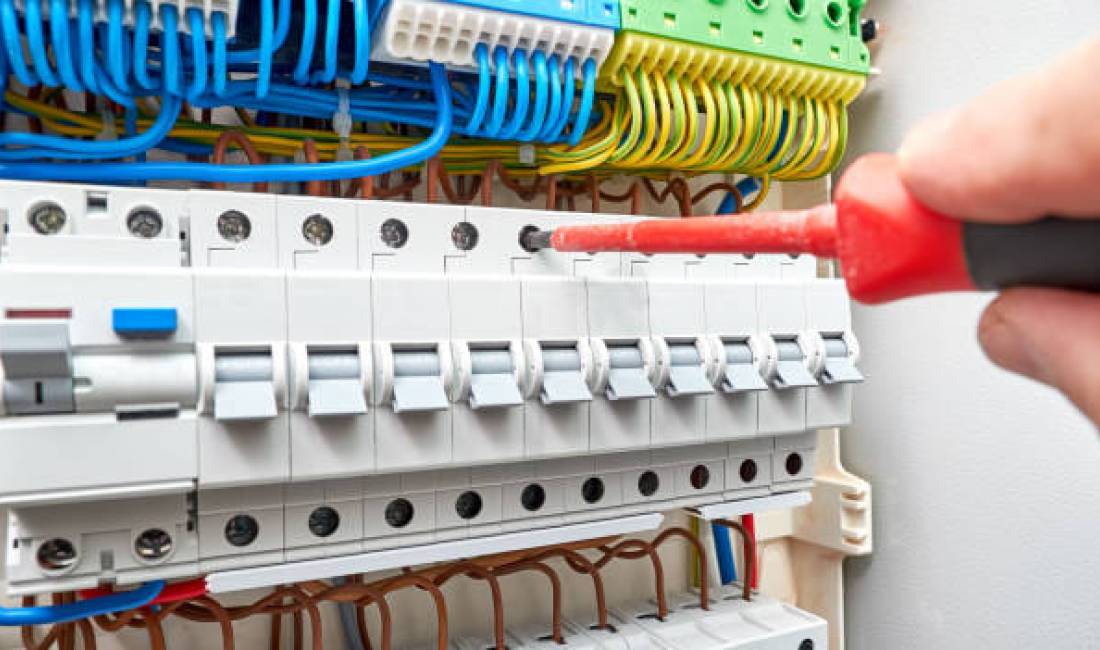 Elektricist-Durresi Bejme instalimin, riparimin, dhe permiresimin ne rrjetin elektirk