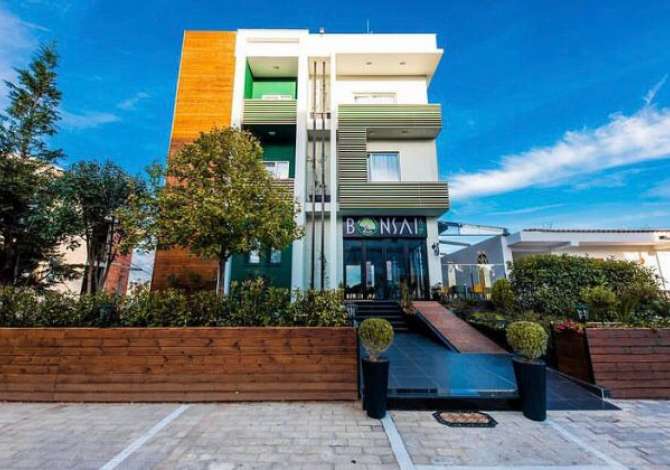 Offerte di lavoro a Tirana, Profession  Kamarier, Recepsionist turni 3, Sanitare , Con esperienza, Pagamento Trattabile.