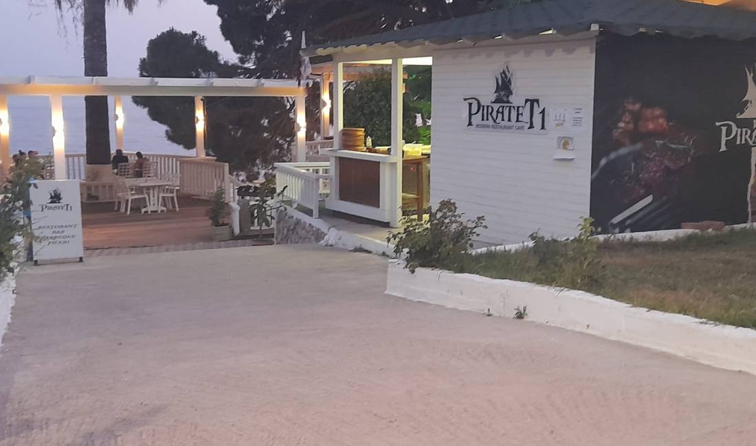 Offerte di lavoro a Himara, Profession  Kuzhiner/e, Ndihmes ne kuzhine, Zgarist, Kamarier/e , Con esperienza, Pagamento 3,500  Euro.