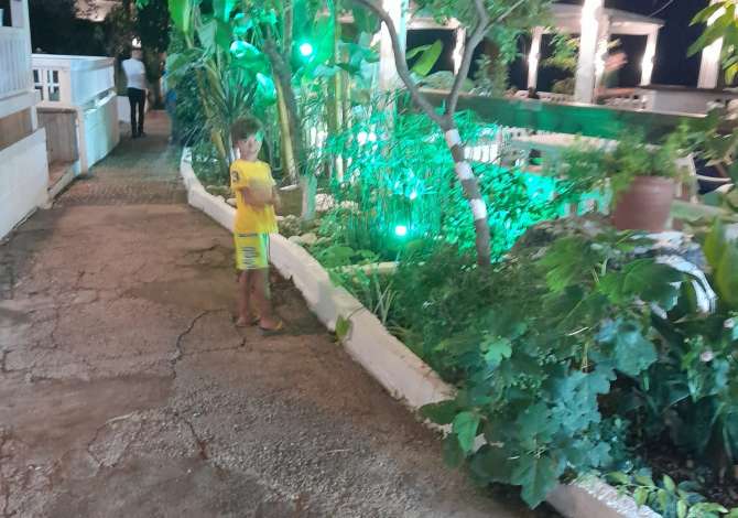 Offerte di lavoro a Himara, Profession  Kuzhiner/e, Ndihmes ne kuzhine, Zgarist, Kamarier/e , Con esperienza, Pagamento 3,500  Euro.