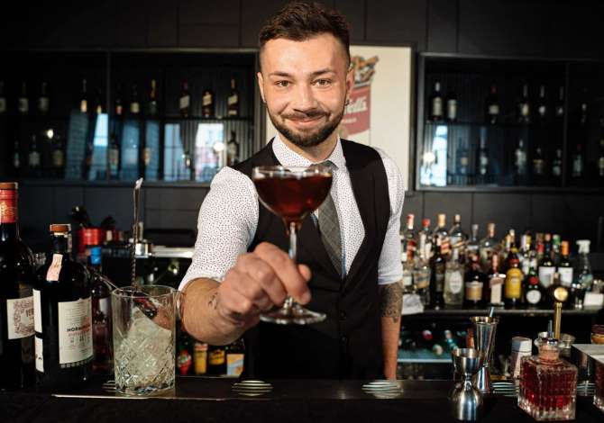 Njoftime Pune per Kamarier, Ndihmes Banakier ne Tirane