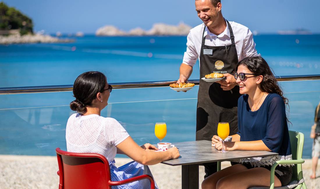 Offerte di lavoro a Himara, Profession Kuzhuniere  -Kamarier   -Banakier   -Sallatiere  -Lanciere (pjata lares)  -Punonjesi marketi  -Shofer  , Con esperienza, Pagamento Trattabile.