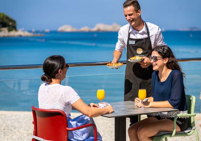 Njoftime Pune per Kuzhuniere -Kamarier -Banakier -Sallatiere -Lanciere (pjata lares) -Punonjesi marketi -Shofer ne Himare