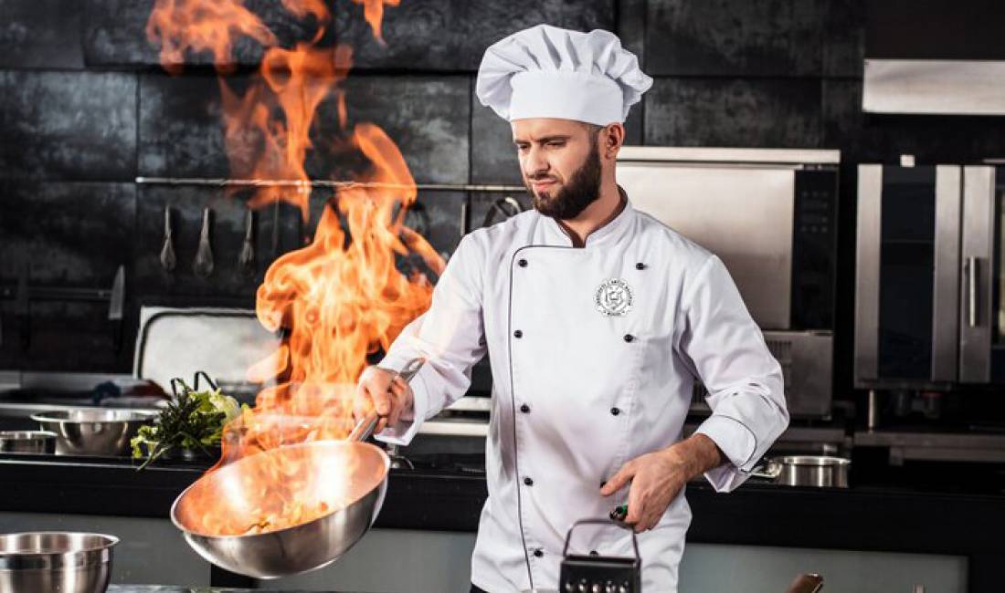 Offerte di lavoro a Alessio, Profession 3 shefa kuzhine  -10 ndihmes kuzhunier   -20 kamarier  - 20 ndihmes kamarier  - 3 lavapajt , Con esperienza, Pagamento 2,000  Euro.